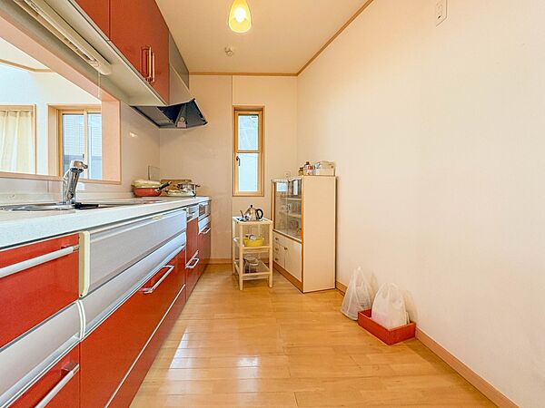 【キッチン】ナチュラルな自然光の中での調理。会話が弾む対面型キッチン。お洒落な食器類を余裕で収納できるスペース。動きやすい女性目線のキッチン動線。これからはお料理をつくる時間が劇的に変わりま…