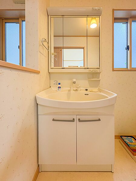 【洗面台】 十分な大きさの洗面台は、身だしなみチェックや歯磨きなど、朝の慌ただしい時間でもホテルライクなスペースで余裕とゆとりを感じて頂けます。