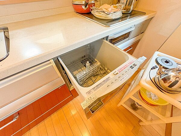 【ビルトイン食器洗乾燥機】食洗機は高温のお湯や高圧水流で汚れを効果的に落とし殺菌効果も期待できます。