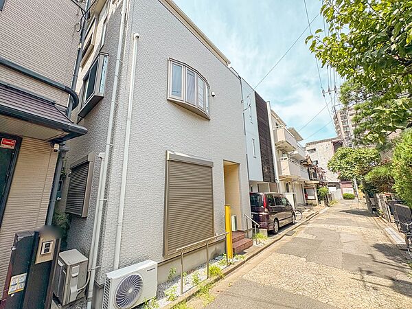 【前面道路4ｍ】車の通行が少ないので、静かな住環境を維持することができます。