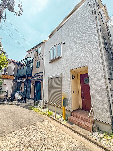 【前面道路】陽当りや通風性など各所に施された工夫で住みやすさを実現。部屋の大きさや周辺環境・街並など、資料には掲載していない情報が現地にはたくさんございます。是非ご確認下さい。