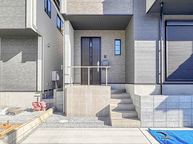 【玄関】家の顔となる玄関は、高いデザイン性が求められます。高級感と断熱性、防犯性に優れた玄関ドアを標準装備。ピッキング対策のセキュリティサムターン等、防犯に考慮しました。