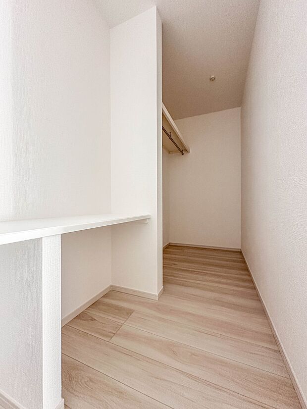 【WIC】WICのメリットの1つ目は、1箇所にまとめて収納が出来ること。2つ目は、衣替えが必要ないこと。3つ目は、扉が少なくなり室内がスッキリ見えること。