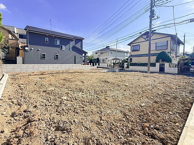 【現地土地写真】車の通行が少ないので、静かな住環境を維持することができます。