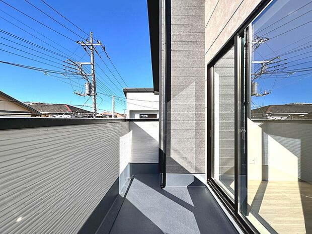 【バルコニー】 バルコニーから差し込む陽光・通風は、住環境・快適性と共に有り続ける貴重な「財産」です。