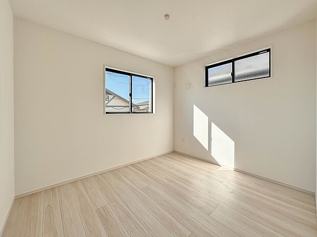 【洋室5.7帖】シンプルにデザインされた室内。家具やレイアウトでお好みの空間に。