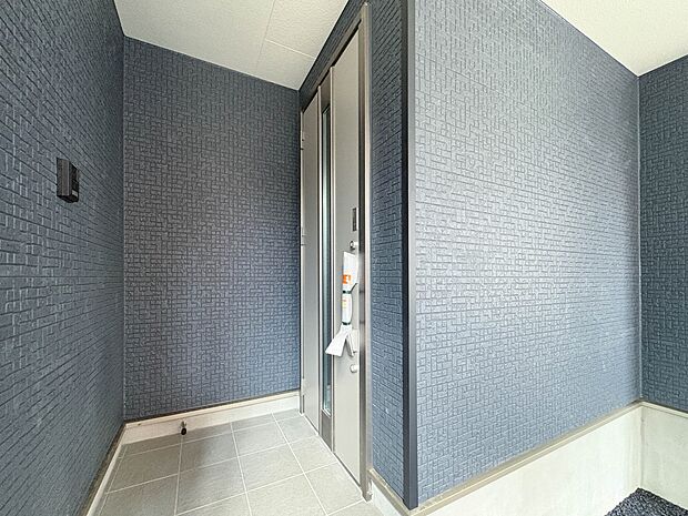 1号棟【玄関】家の顔となる玄関は、高いデザイン性が求められます。高級感と断熱性、防犯性に優れた玄関ドアを標準装備。ピッキング対策のセキュリティサムターン等、防犯に考慮しました。