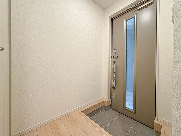 1号棟【玄関】玄関はおうちの顔と言われます。玄関アプローチは、外観デザインの印象を左右します。ご家族の個性を出しながら、素敵な玄関でお客様をお迎えしてください。