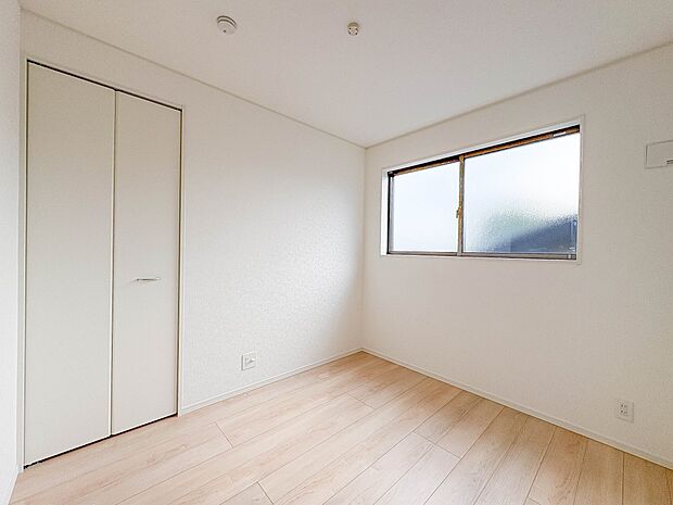 1号棟【子供部屋】お子様のお部屋にぴったりなクロークを備えたフローリング仕様の洋室です。
