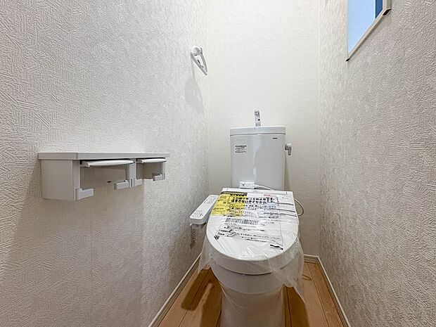 1号棟【トイレ】ウォシュレット付。快適で衛生的な洗浄機能付温水シャワートイレです。