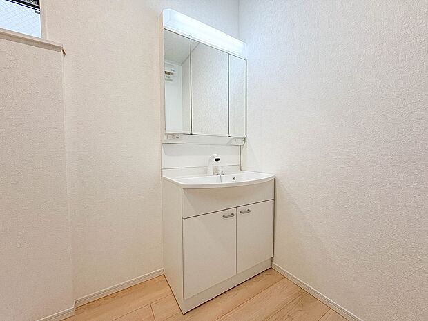 1号棟【洗面台】洗面所は小さなプライベートスペース。歯磨き、洗顔と毎日施す個人空間。小窓も設置して、熱気などを開放して、爽やかなスペースになるように設計されています。