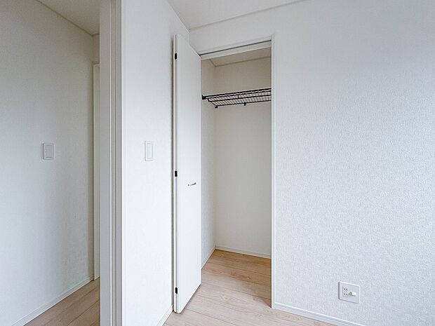1号棟【収納】限られたスペースを有効に活用できる壁面クローゼット。
