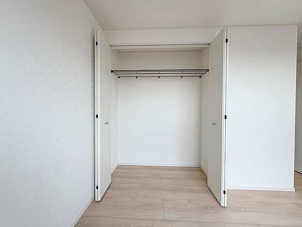 1号棟【WIC】広いウォークインクローゼットは主寝室にはかかせないスペース。