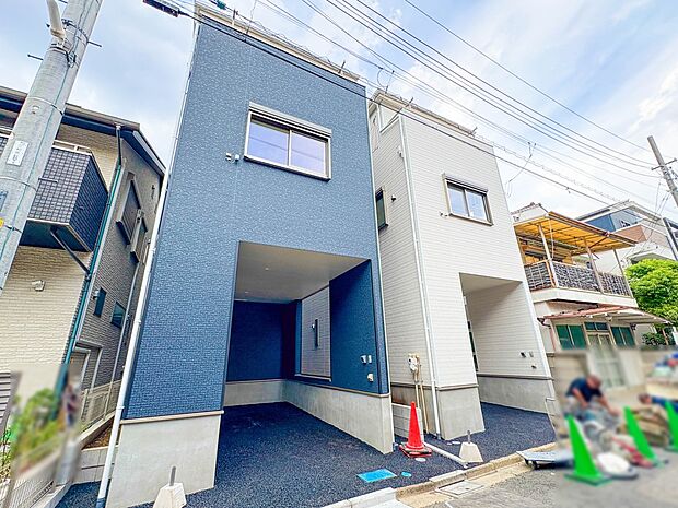 1号棟【外観】堂々たる趣ながら、主張し過ぎずどこか余裕を感じさせるシャープなフォルムで佇む邸宅は、晴天の空と照らし合わせる事で、本来あるべき完成形の姿を見せてくれます。