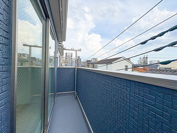 1号棟【バルコニー】朝の澄んだ空気や、夕方に吹く清々しい風を五感で感じられるバルコニー。屋外にあって、住まいの中でも本当の自然を感じられるスペースです。