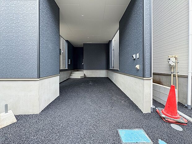 1号棟【駐車場】毎日の生活にマイカーが必須という方は、購入を検討する際、駐車場があることは大事な条件です。毎日の通勤や家族の送迎、買い物やお出かけなどクルマのある暮らしを満喫したい方は要チェ…