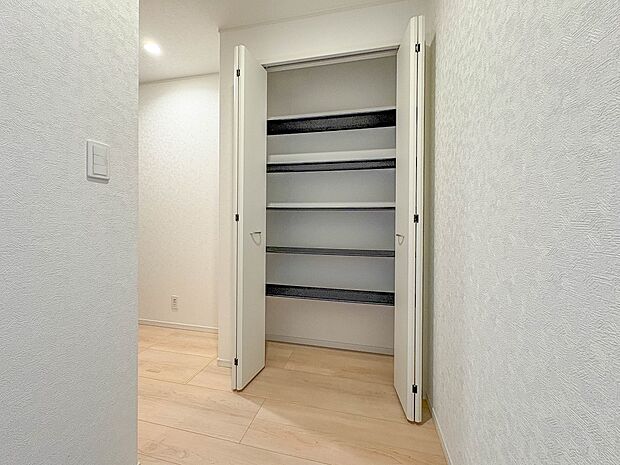 1号棟【SIC（シューズインクローク）】 大きめのシューズクロークは家族全員の靴を十分に収納できそうです