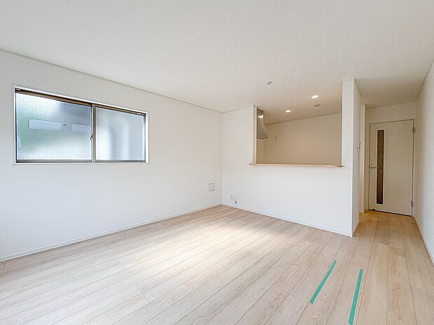 1号棟【南向き LDK15帖】シンプルなデザインの家は風情がある。住む人のこだわりを感じる。外観も内装もいたってシンプル。居心地がよく、家事や趣味、子育てなどにも集中できる。家も人間も熟成す…