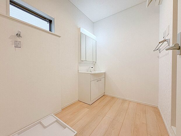 1号棟【脱衣所】脱衣所、洗面所は小さなプライベートスペース。歯磨き、洗顔と毎日施す個人空間。