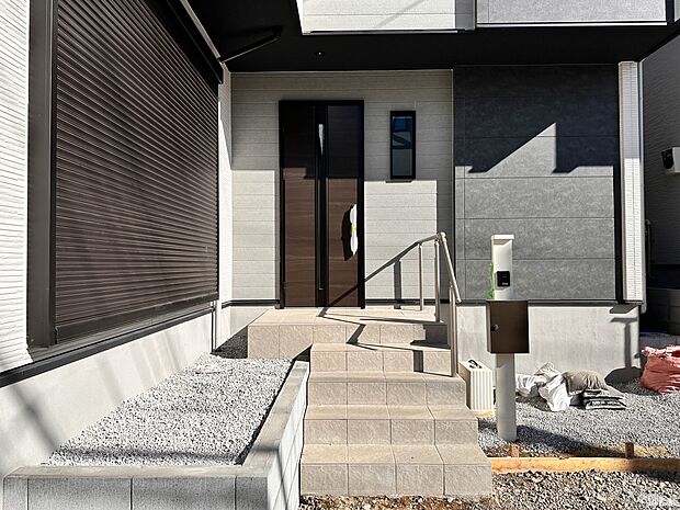 【玄関】家の顔となる玄関は、高いデザイン性が求められます。高級感と断熱性、防犯性に優れた玄関ドアを標準装備。ピッキング対策のセキュリティサムターン等、防犯に考慮しました。