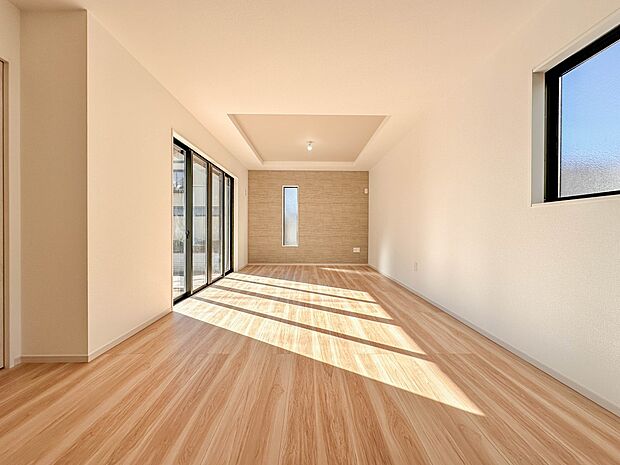 【LDK18.7帖】うららかな陽射しがどのお部屋にも降り注ぎますように、快適さを追求した間取設計。得難い立地環境での生活を恵みの豊かな永住の地へと変えてくれます。