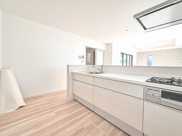 【キッチン】ナチュラルな自然光の中での調理。お洒落な食器類を余裕で収納できるスペース。動きやすい女性目線のキッチン動線。これからはお料理をつくる時間が劇的に変わります。