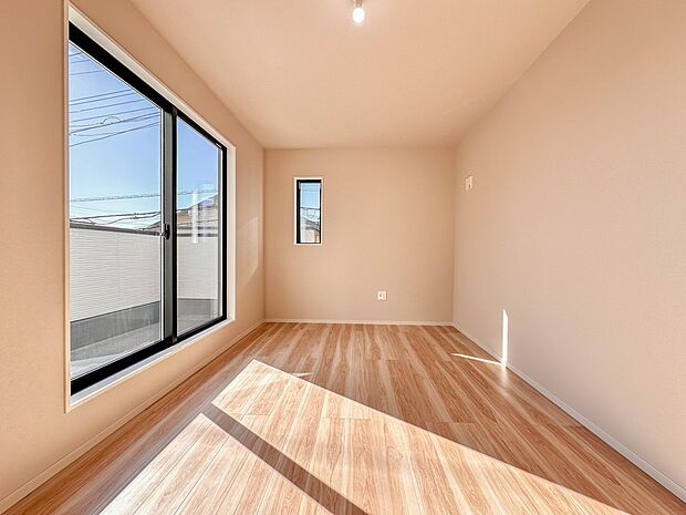 【寝室9.7帖】シンプルな内装はおしゃれのポイントです。シンプルは華美より飽きがこないからです。色や模様でおしゃれ感をだす。それがシンプルイズビューティーです。