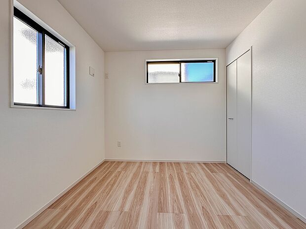 【子供部屋5.2帖】お子様のお部屋にぴったりなクロークを備えたフローリング仕様の洋室です。