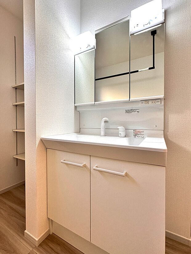 【洗面台】 十分な大きさの洗面台は、身だしなみチェックや歯磨きなど、朝の慌ただしい時間でもホテルライクなスペースで余裕とゆとりを感じて頂けます。