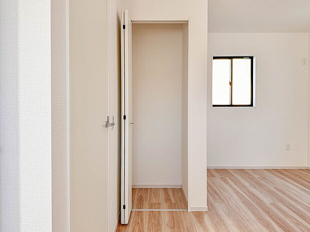 【収納】各部屋を最大限に広く使って頂ける様、全居住スペースに収納付。プライベートルームはゆったりと快適に。