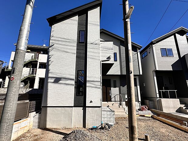 【外観】堂々たる趣ながら、主張し過ぎずどこか余裕を感じさせるシャープなフォルムで佇む邸宅は、晴天の空と照らし合わせる事で、本来あるべき完成形の姿を見せてくれます。