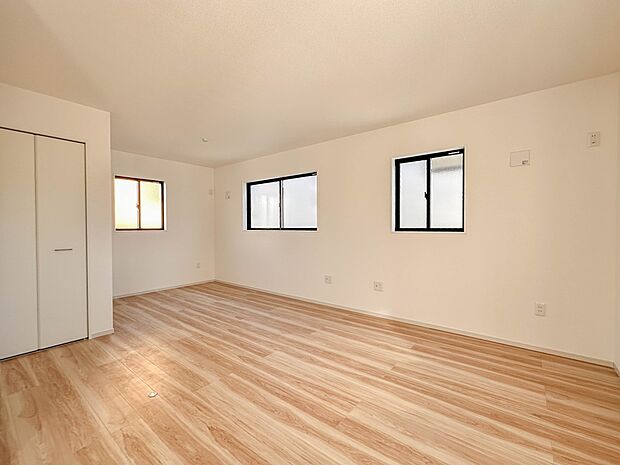 【洋室5.7帖+5.3帖】充実した生活は伸びやかな居室空間から始まります。快適に・伸びやかに。心の潤いを求める方々へ。