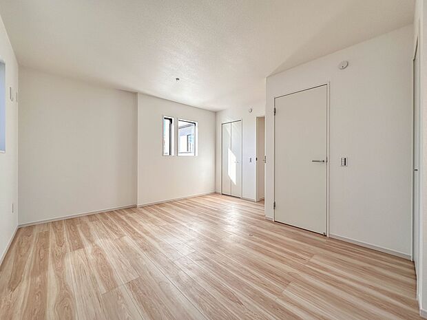 【洋室5.7帖+5.3帖】こちらの物件が少しでも気になるようでしたら、お気軽にお問合せください。人生でいちばん大きなお買い物ですので、ゆっくりご見学ください。