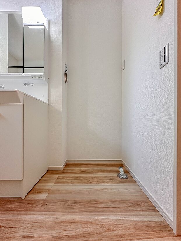 【ランドリースペース】毎日使う洗濯機。しっかりと奥行きのある置き場が確保されています。