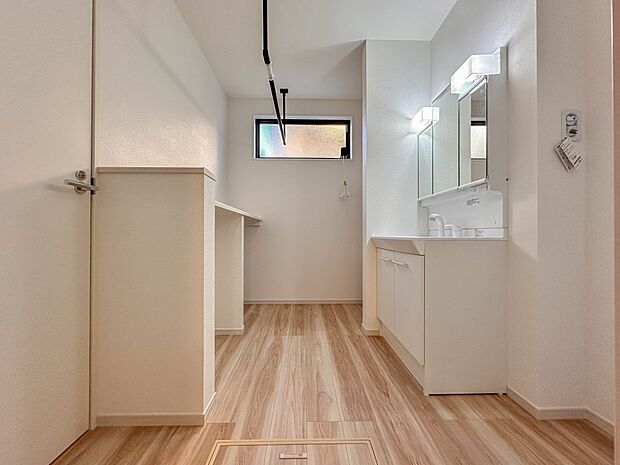 【脱衣所】洗面所は小さなプライベートスペース。歯磨き、洗顔と毎日施す個人空間。