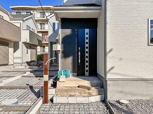 【玄関】家の顔となる玄関は、高いデザイン性が求められます。高級感と断熱性、防犯性に優れた玄関ドアを標準装備。ピッキング対策のセキュリティサムターン等、防犯に考慮しました。