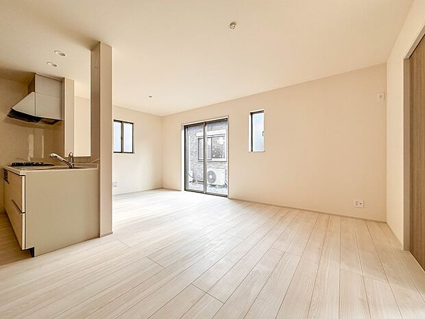 【LDK15.5帖】うららかな陽射しがどのお部屋にも降り注ぎますように、快適さを追求した間取設計。得難い立地環境での生活を恵みの豊かな永住の地へと変えてくれます。