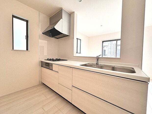 【キッチン】ナチュラルな自然光の中での調理。会話が弾む対面型キッチン。お洒落な食器類を余裕で収納できるスペース。動きやすい女性目線のキッチン動線。これからはお料理をつくる時間が劇的に変わりま…