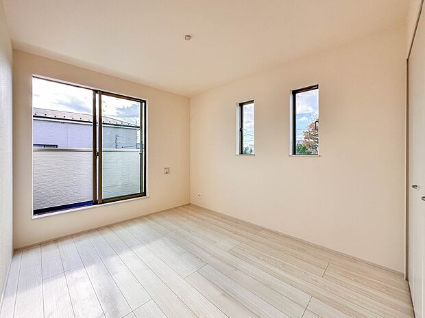 【子供部屋6帖】お子様のお部屋にぴったりなクロークを備えたフローリング仕様の洋室です。