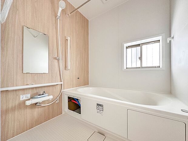 【浴室】 きっとあなたのバスタイムも単なる習慣から特別な時間に変わるはず。一日の汚れとともに疲れを洗い流し、眠りに就く前の大事なリラックスタイムを演出