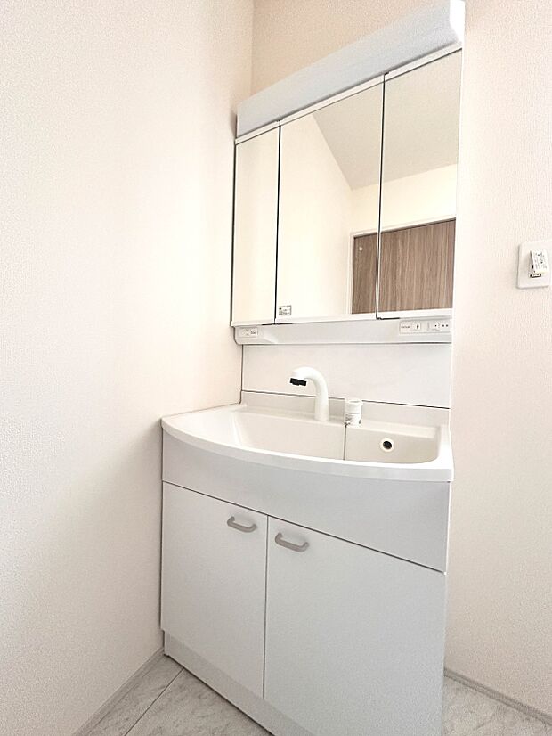 【洗面台】 十分な大きさの洗面台は、身だしなみチェックや歯磨きなど、朝の慌ただしい時間でもホテルライクなスペースで余裕とゆとりを感じて頂けます。