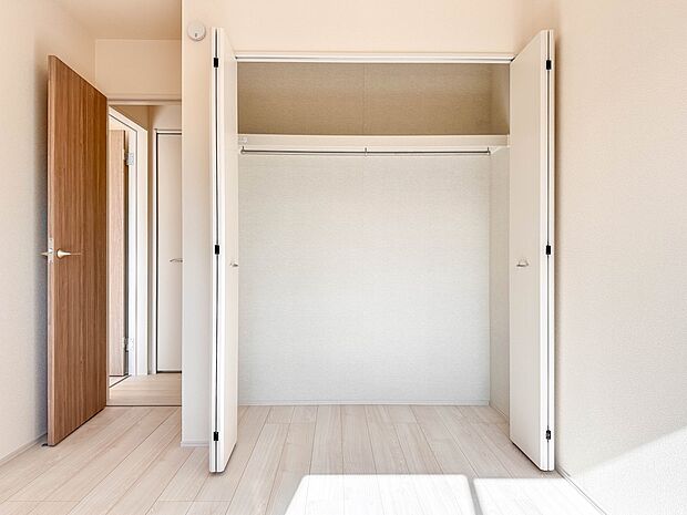 【収納】壁面クローゼットのメリットは、衣類が横一列に並ぶためひと目で洋服が選びやすいこと。衣類をたくさんお持ちの方も、限られたスペース内に無理なく収納することができます。