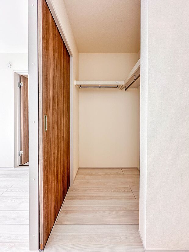 【WIC】WICのメリットの1つ目は、1箇所にまとめて収納が出来ること。2つ目は、衣替えが必要ないこと。3つ目は、扉が少なくなり室内がスッキリ見えること。