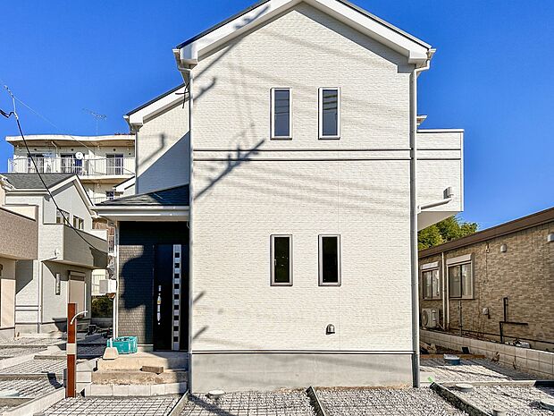 【外観】堂々たる趣ながら、主張し過ぎずどこか余裕を感じさせるシャープなフォルムで佇む邸宅は、晴天の空と照らし合わせる事で、本来あるべき完成形の姿を見せてくれます。