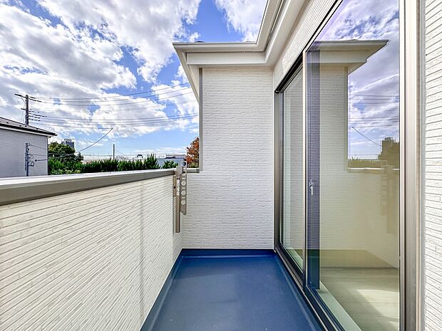 【バルコニー】 バルコニーから差し込む陽光・通風は、住環境・快適性と共に有り続ける貴重な「財産」です。