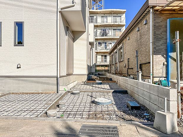 【駐車場】毎日の生活にマイカーが必須という方は、購入を検討する際、駐車場があることは大事な条件です。毎日の通勤や家族の送迎、買い物やお出かけなどクルマのある暮らしを満喫したい方は要チェック。…