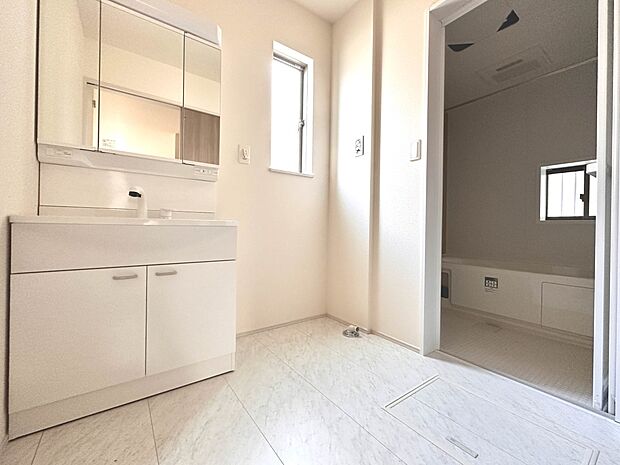 【脱衣所】洗面所は小さなプライベートスペース。歯磨き、洗顔と毎日施す個人空間。