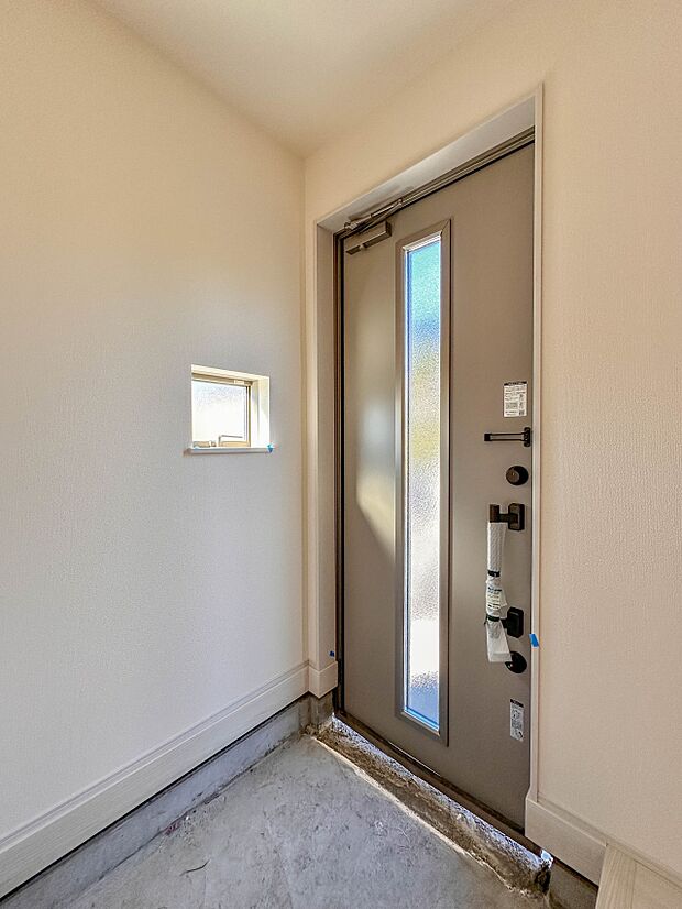 【玄関】玄関はおうちの顔と言われます。玄関アプローチは、外観デザインの印象を左右します。ご家族の個性を出しながら、素敵な玄関でお客様をお迎えしてください。