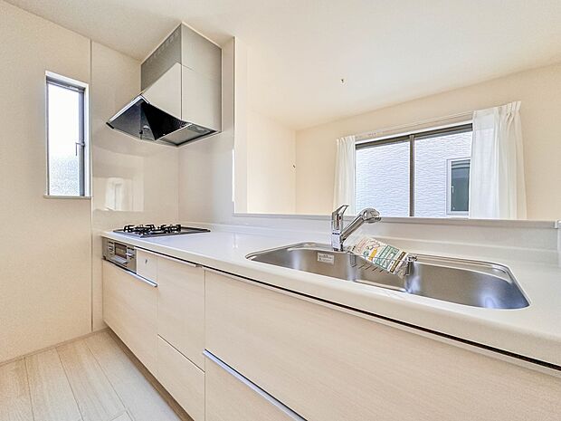 【キッチン】ナチュラルな自然光の中での調理。お洒落な食器類を余裕で収納できるスペース。動きやすい女性目線のキッチン動線。これからはお料理をつくる時間が劇的に変わります。