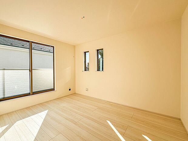 【子供部屋6.5帖】お子様のお部屋にぴったりなクロークを備えたフローリング仕様の洋室です。